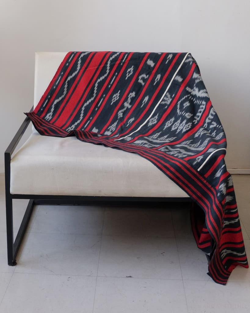 Kinuttiyan Red And Black Blanket Handwoven Blanket