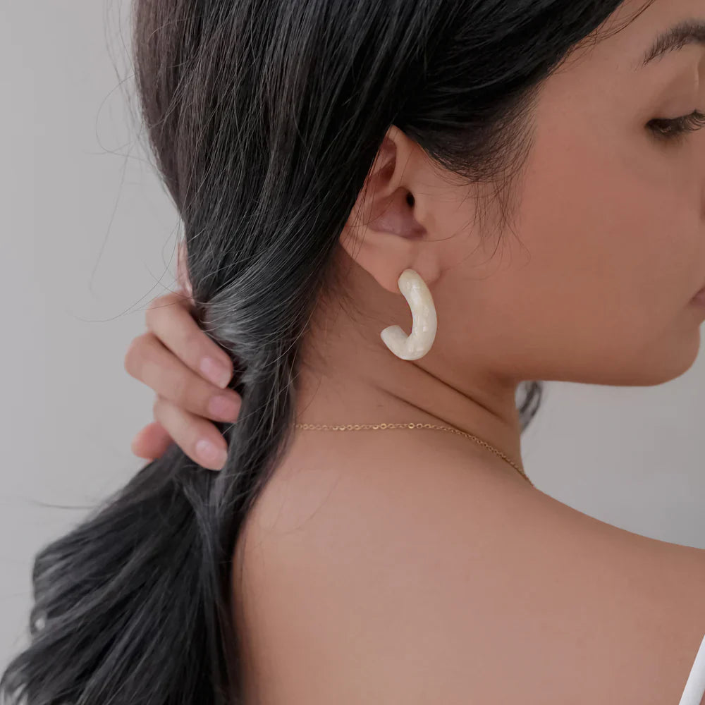 Sculpted Aro Midi hoop earrings with a pearlescent, handcrafted by Filipino artisans using locally sourced materials from the Philippines